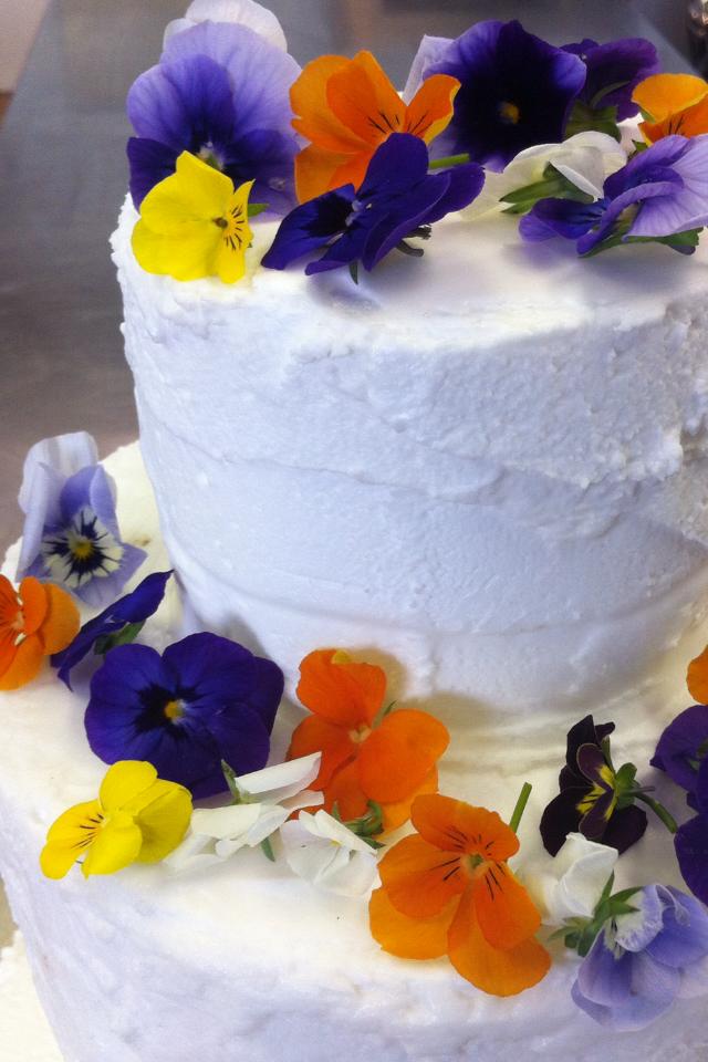 Beautiful Flowerfetti wedding cake – edible flowers